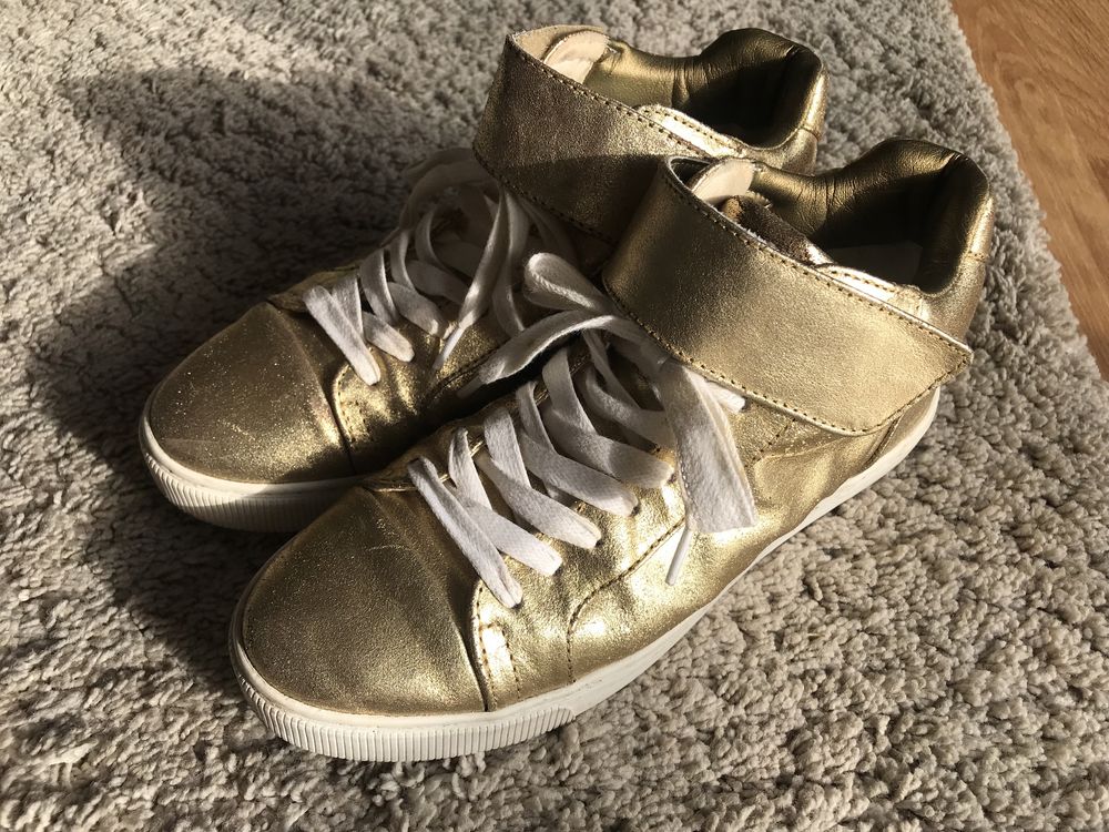 Sapatilhas/Tenis Bimba y Lola dourados
