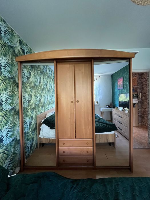 Szafa na ubrania z lustrami