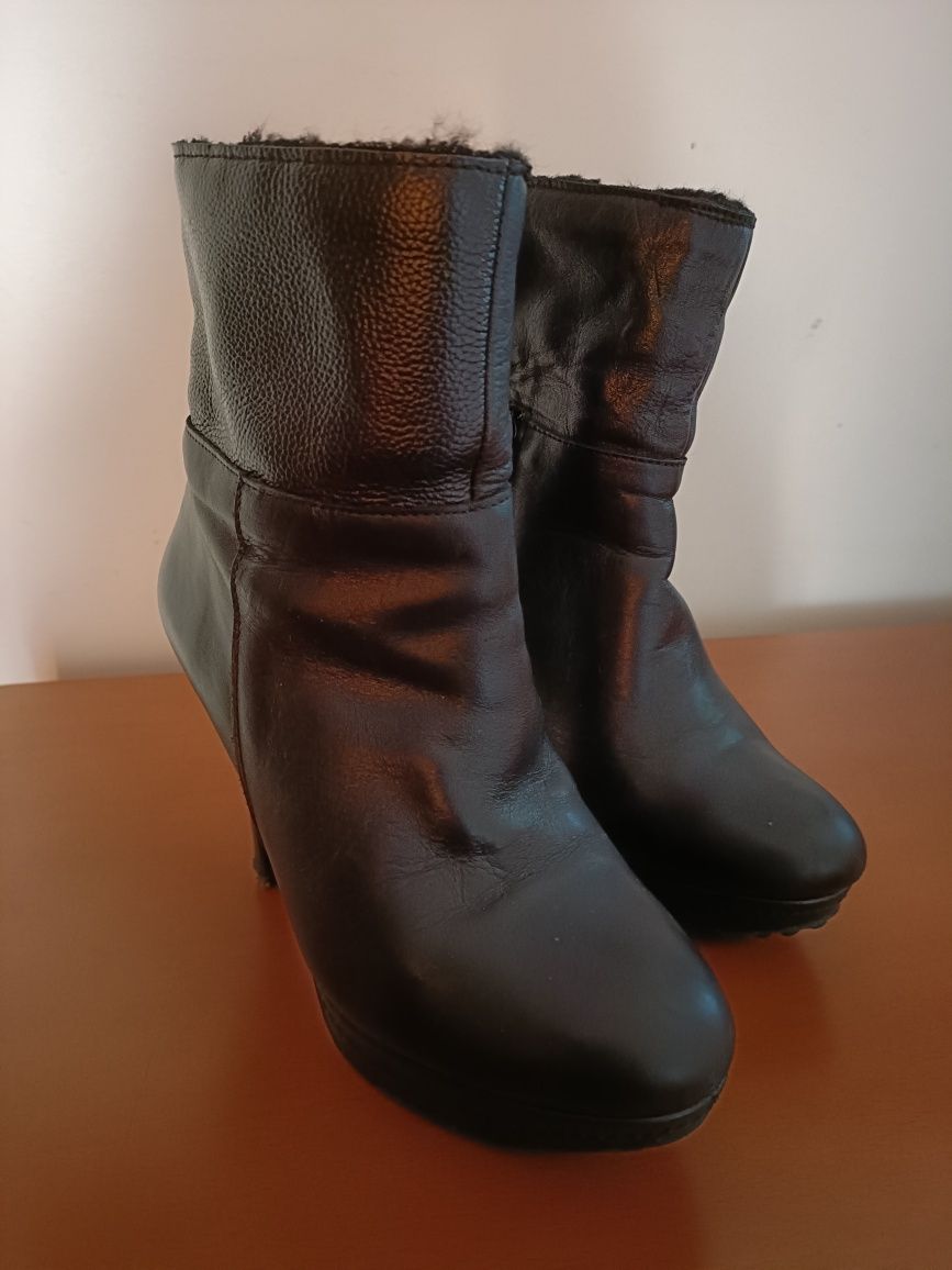 Botas pretas pele  37