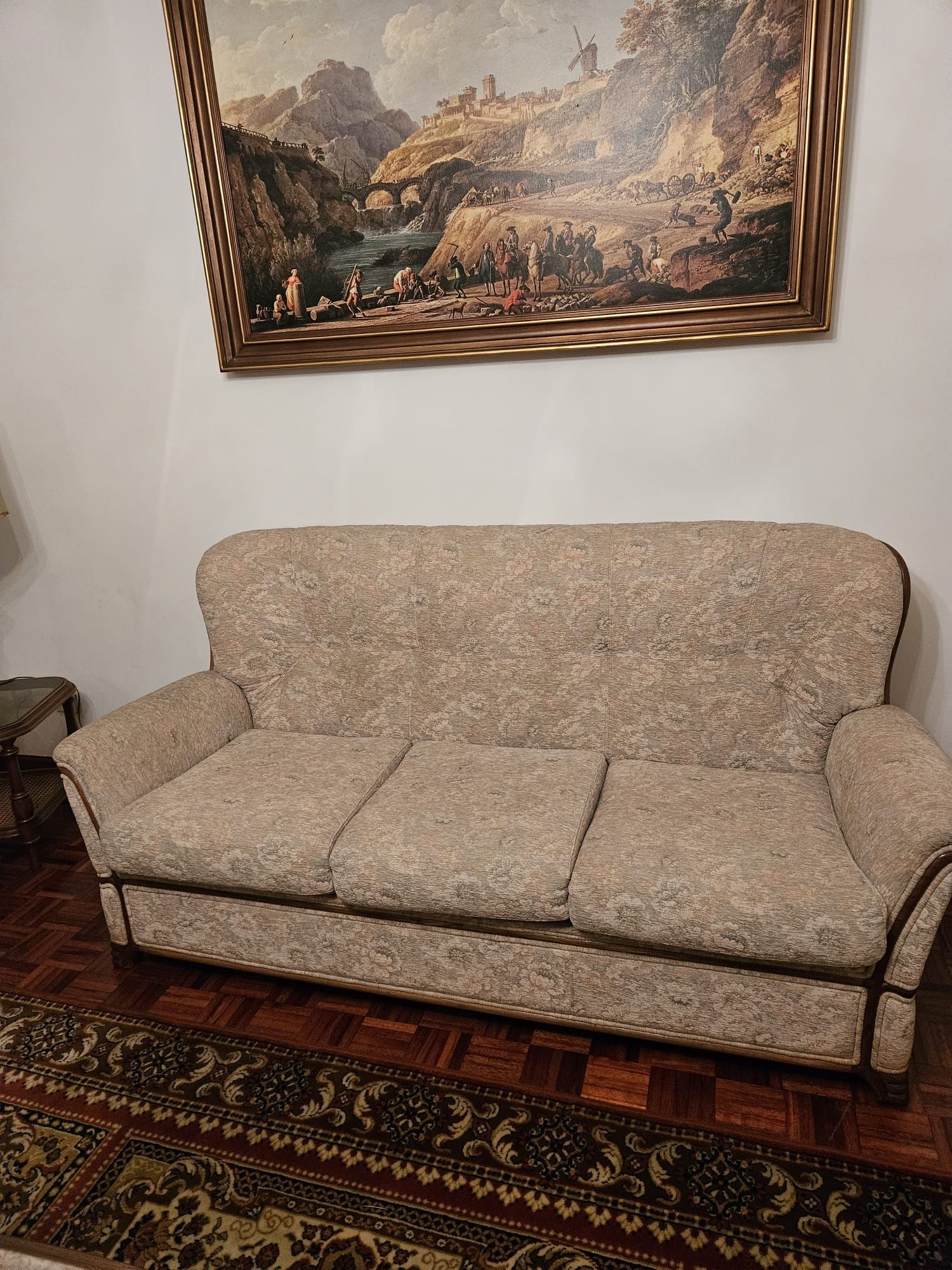 Sala de estar sofás, mesa de centro, mesa de apoio e candeeiros