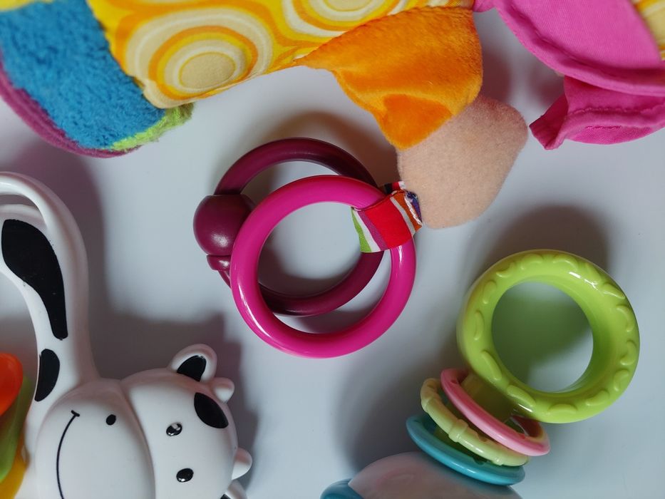 Lalka zawieszka sensoryczna Lamaze plus dodatki