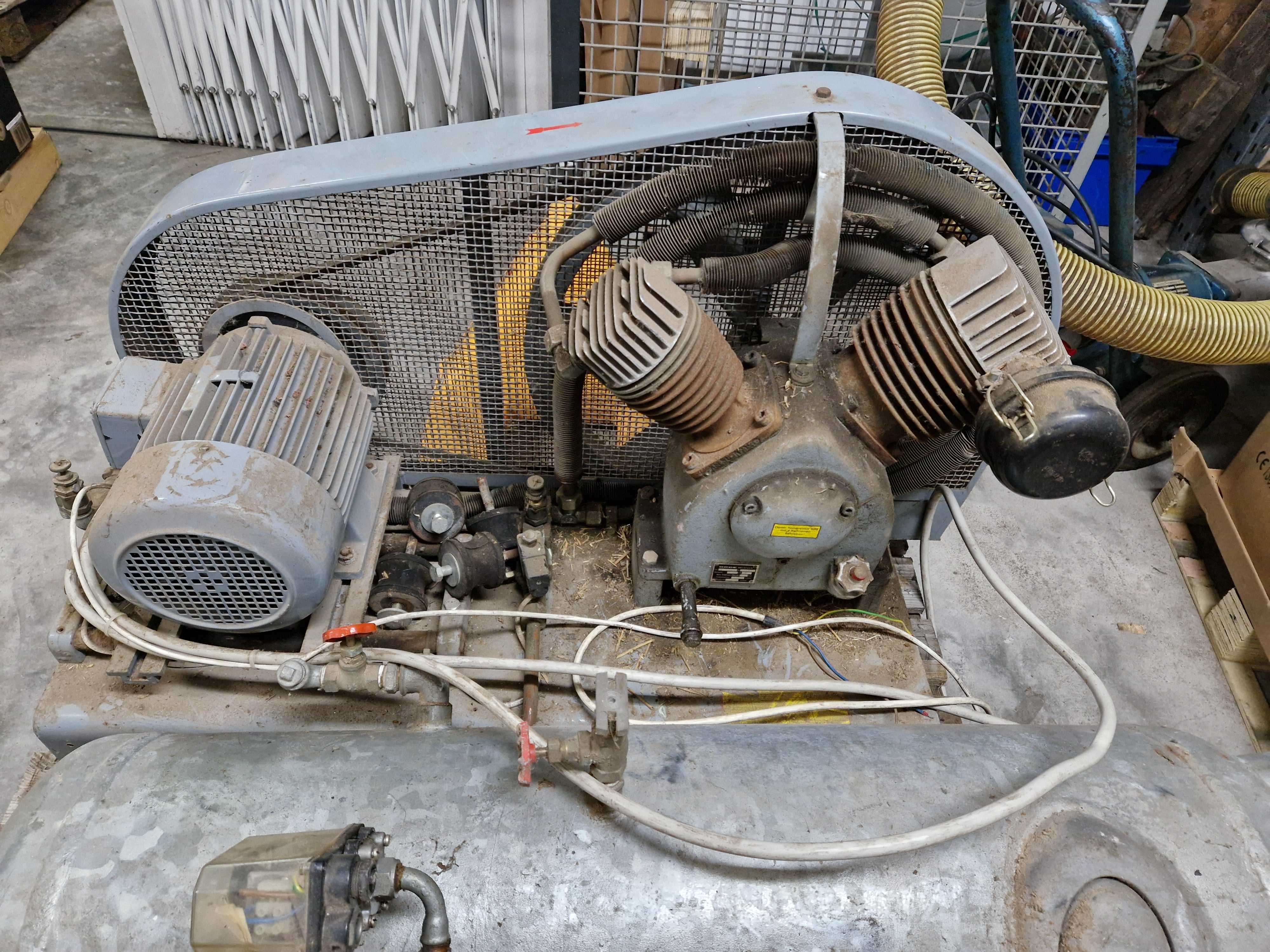 Vendo compressor  trifásico com reservatório de 100 litros