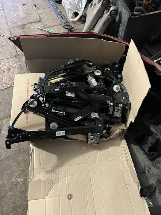 Склопідйомники Tesla model s