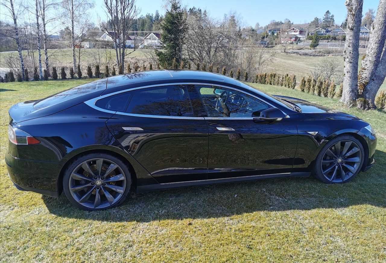 Автомобіль Tesla Model S 2016 року з Норвегії