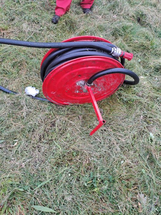 Hydrant .Szpula z wężem strażackim zakończoną głowicą ok 25 m .