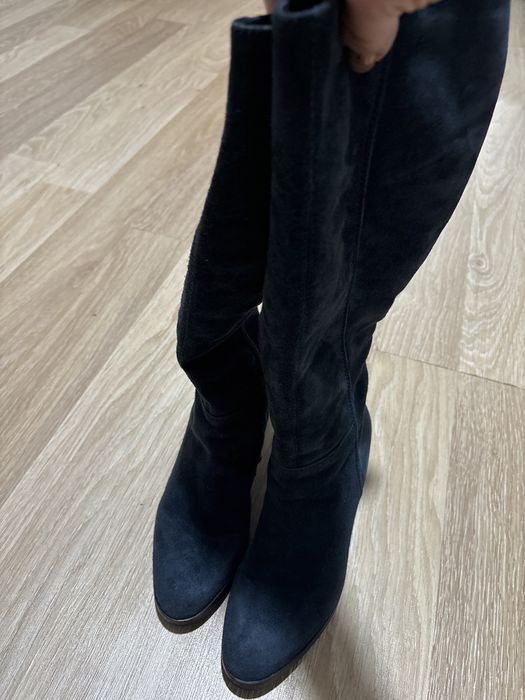 Zamszowe buty na małym obcasie.