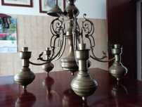 Candeeiros de teto sala de jantar em bronze com chaminés em vidro.