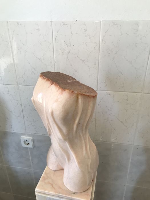 Escultura em mármore .