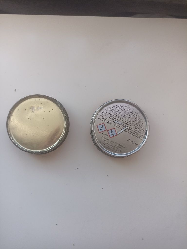 Latas graxa antigas
