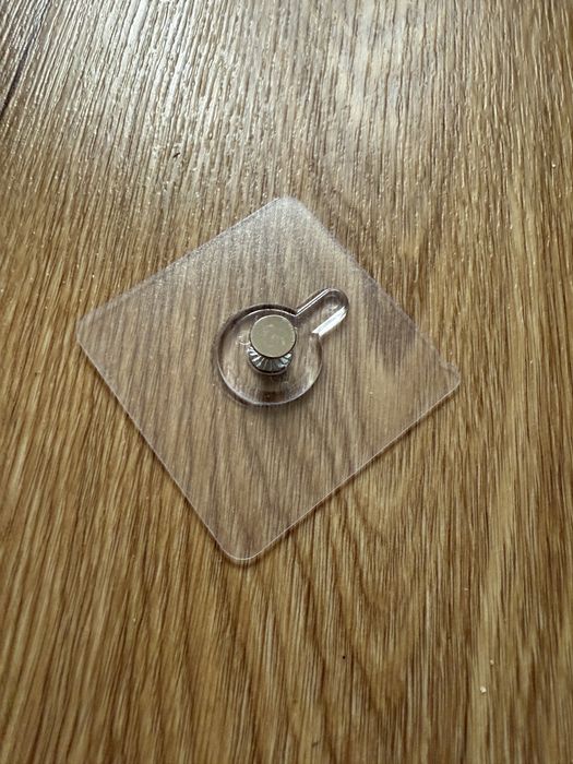 Клейкі пластини для підвішування поличок на гвинти