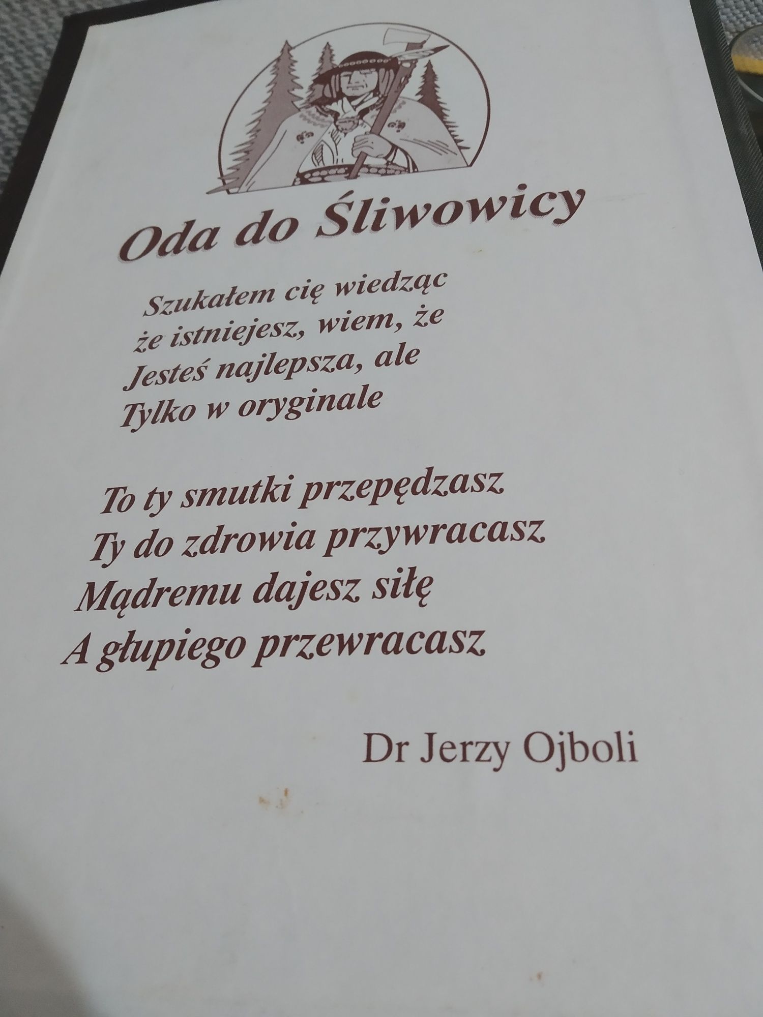 Książka schowek na alkohol z kieliszkami i butelką śliwowica
