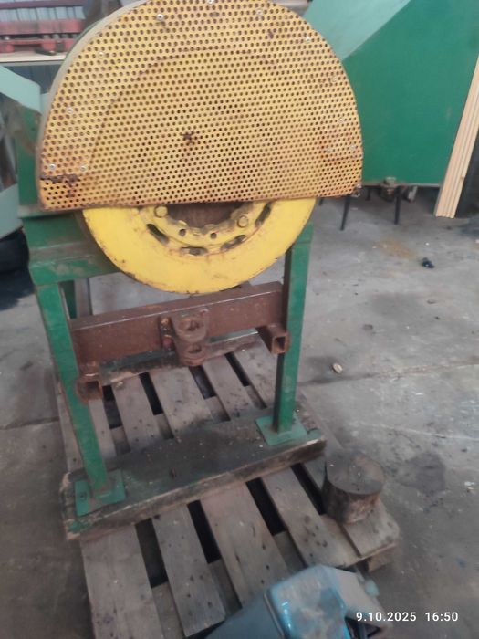 Rębak rozdrabniacz do gałęzi na wałek wom