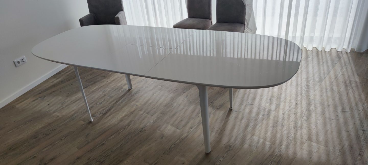 Mesa oval extensível da loja AREA e  MAIS 4 Cadeiras
