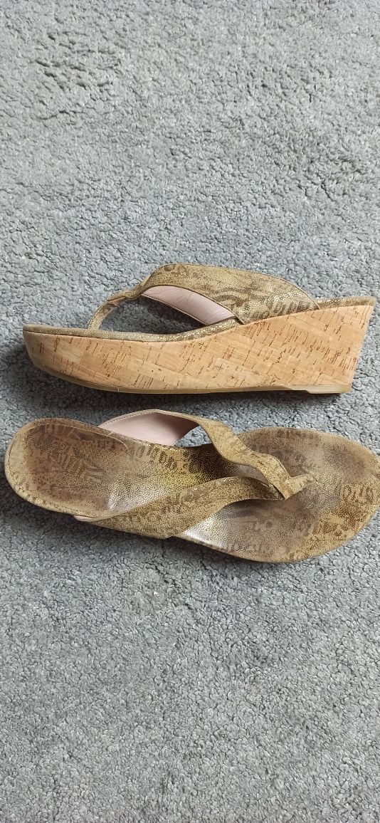 Klapki japonki koturna Stuart Weitzman 39
