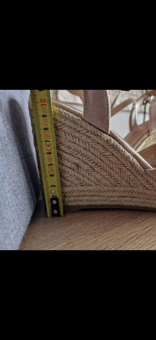 Sandały na koturnie 39