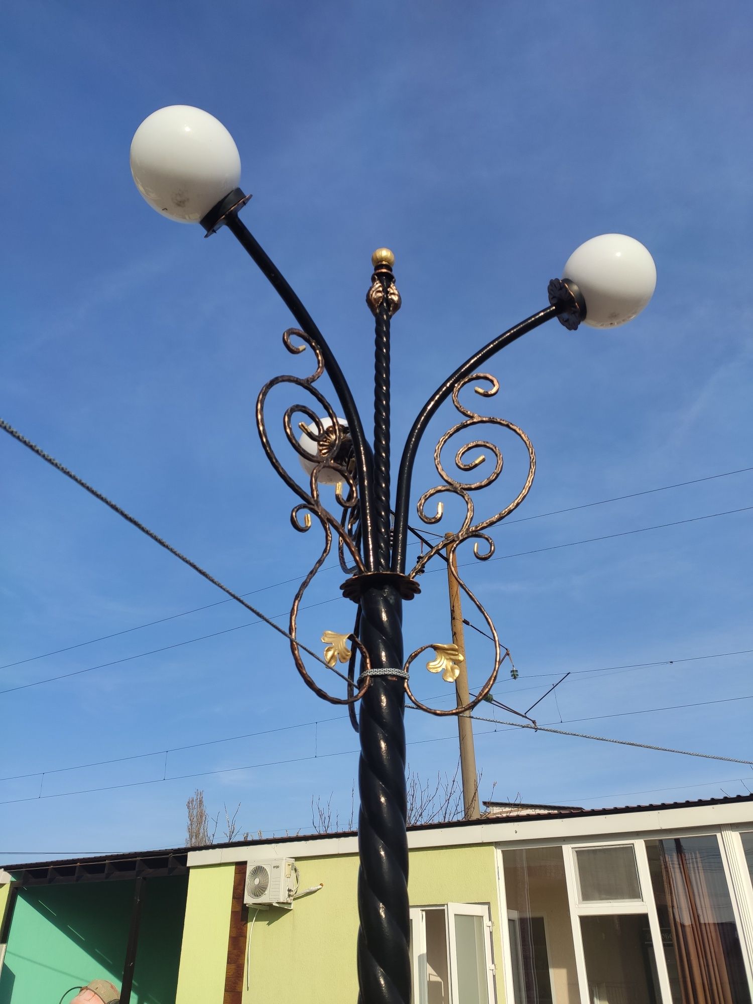 Вуличний садово-парковий ліхтар стовп на три лампочки