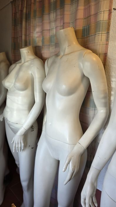 Manequins Lojas Brancos sem cabeça