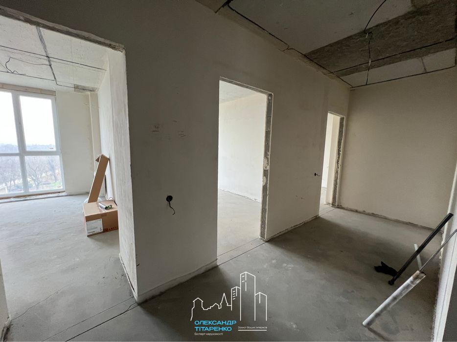 Простора квартира з покращеннями в зданому будинку!