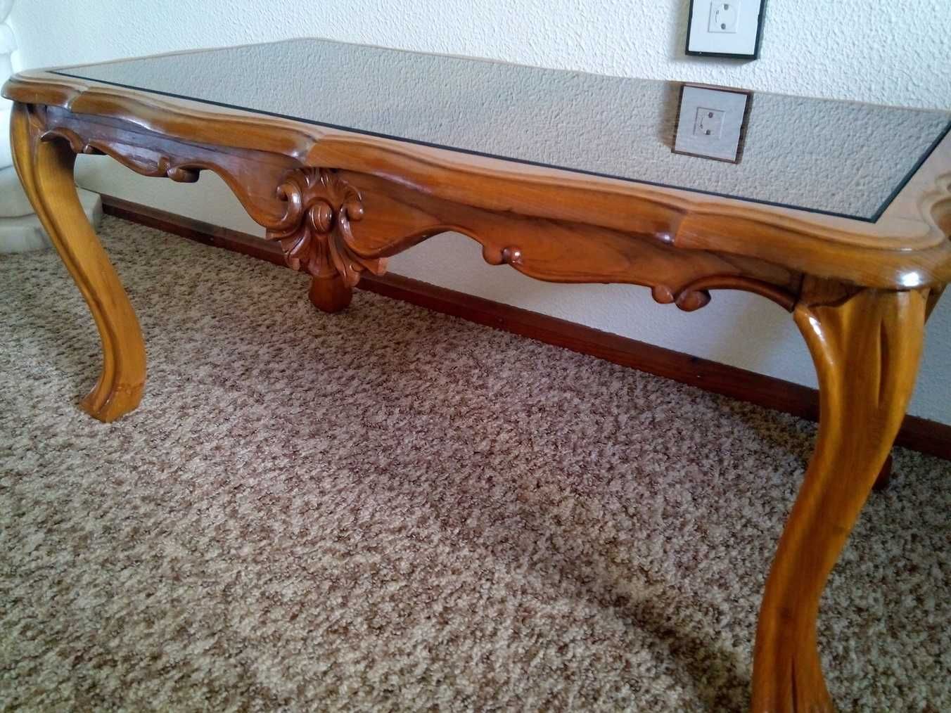Mesa de centro com tampo de vidro