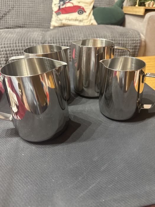 Zestaw dzbankow baristycznych do mleka