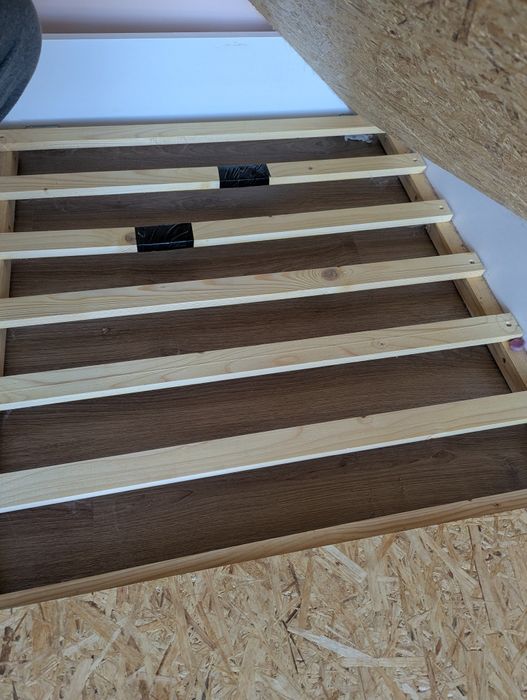 2 camas individuais com colchão e cama gavetão