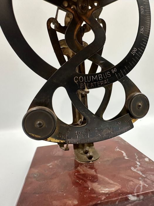 Stara waga na listy Columbus Bilateral z kamienną podstawą