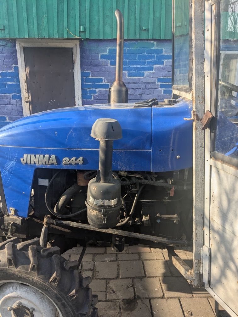 Продам трактор з плужком