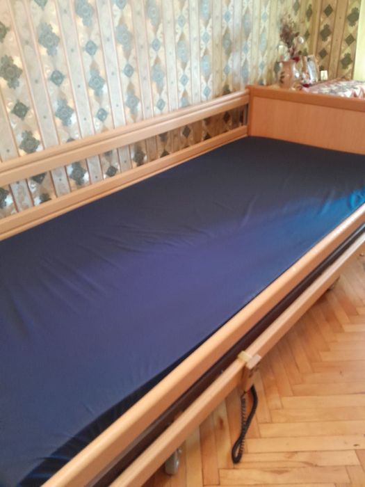 Ортопедичне, медичне ліжко з матрацом Invacare