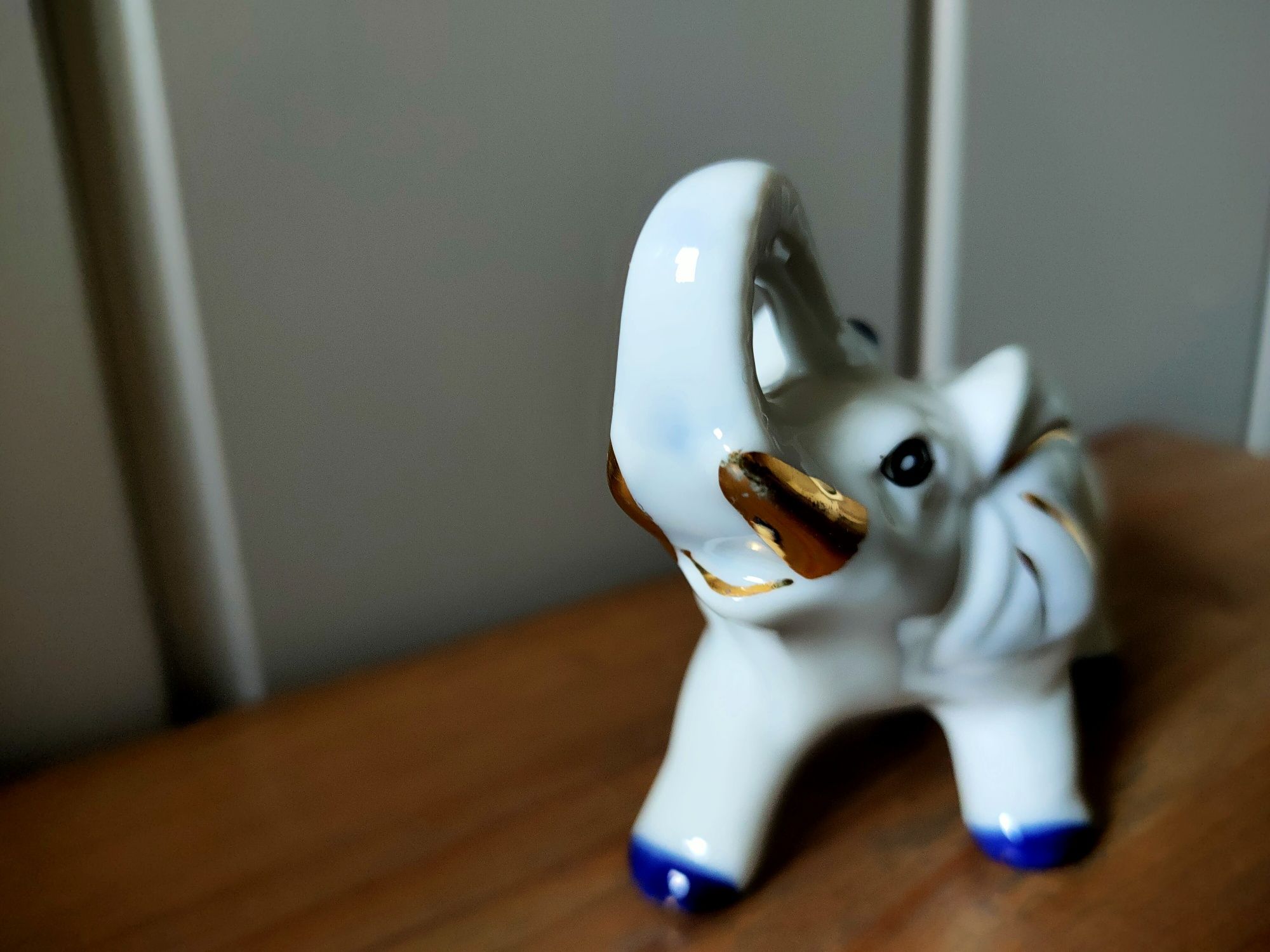 Słonik Porcelanowy Sygnowany