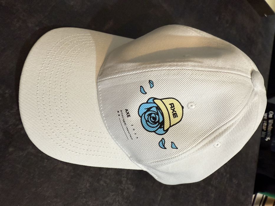 Biała czapeczka czapka z daszkiem Prosto merch Axe róże
