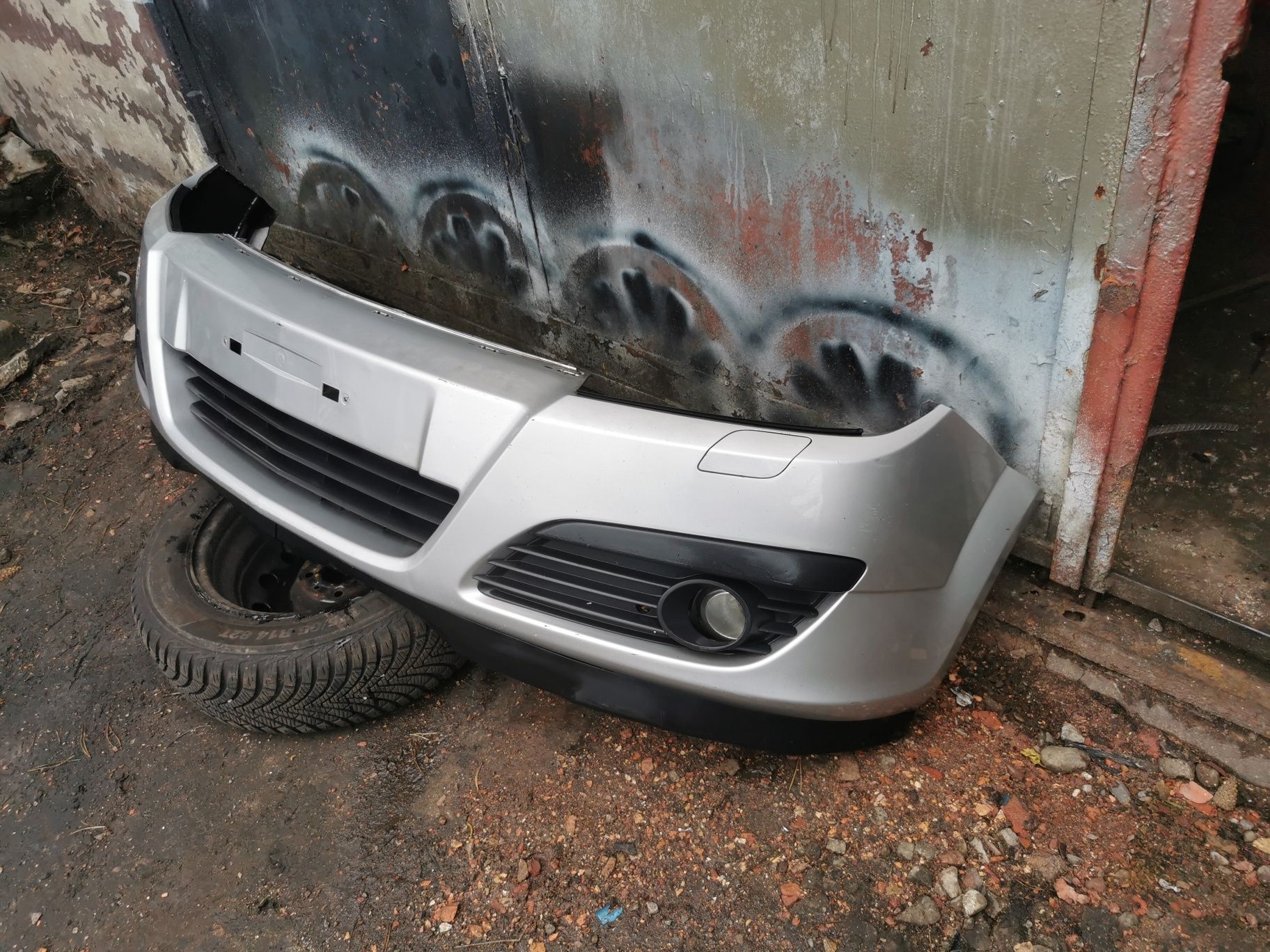 Zderzak przedni Przód Opel Astra H xenon srebrny
