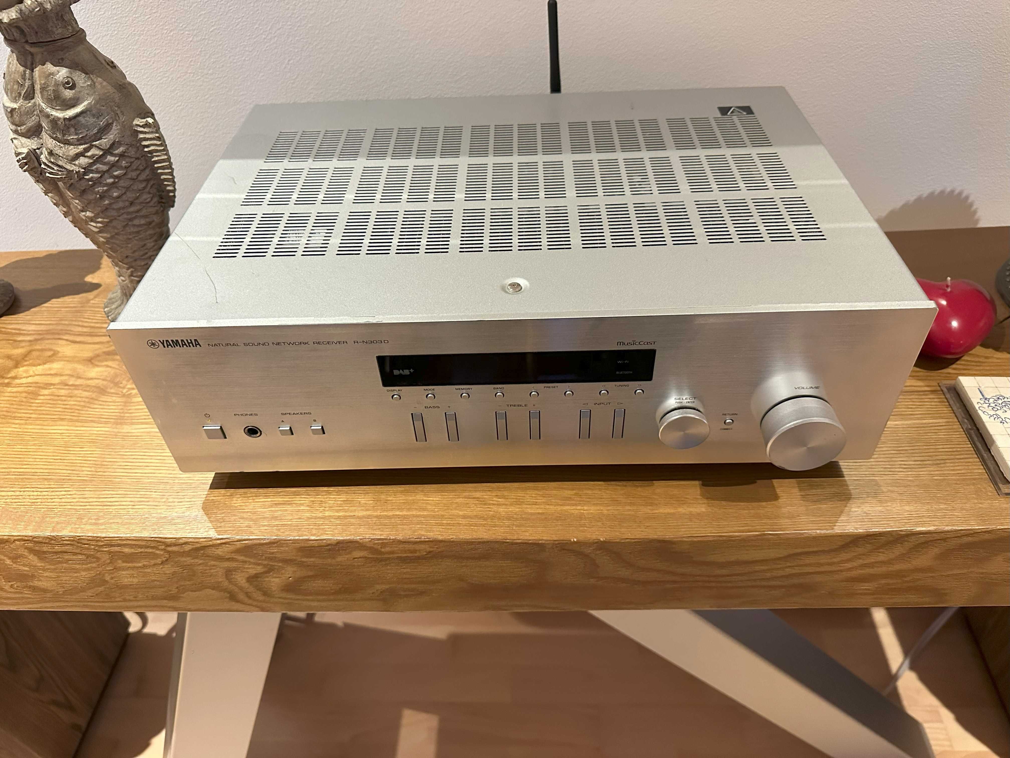 Amplificador Integrado Yamaha R-N303D