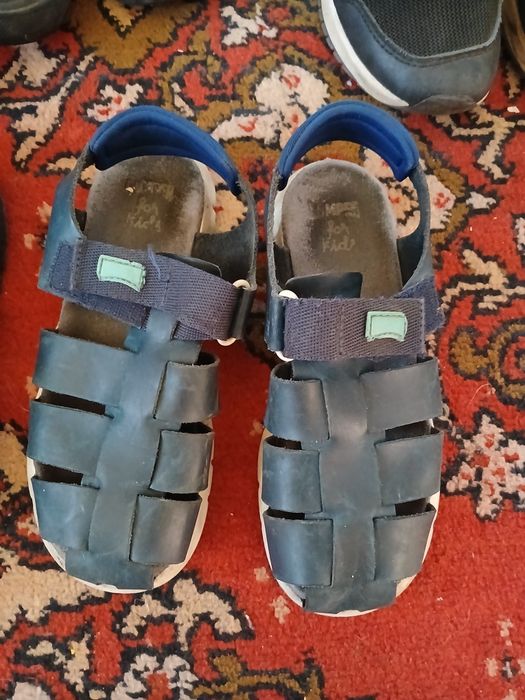 Подарую взуття та одяг