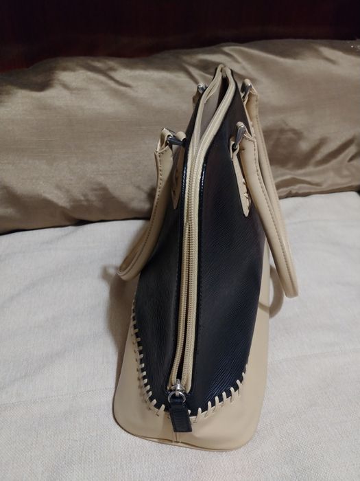 Mala feminina bege e preta