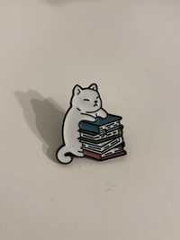 Broszka przypinka kot kotek z książkami