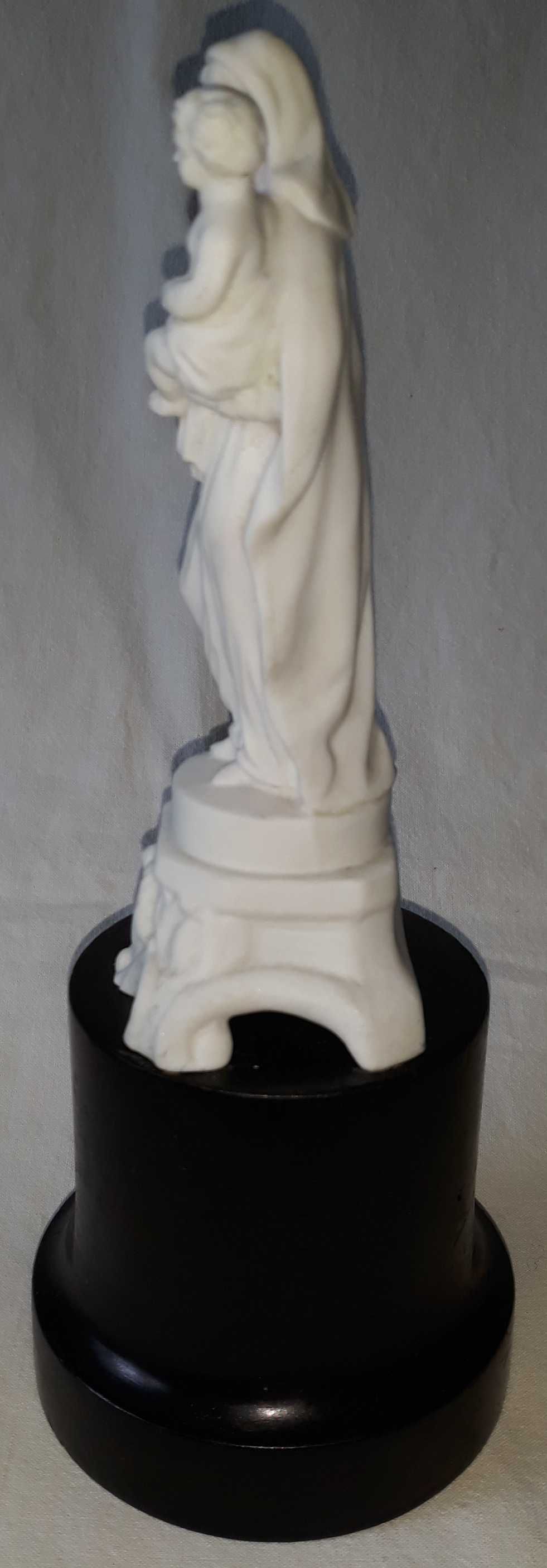 unikatowa porcelanowa figurka Madonna z Dzieciątkiem na postumencie