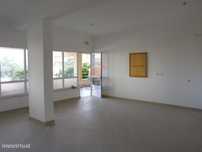 Loja de 80m2 com parqueamento na Reboleira