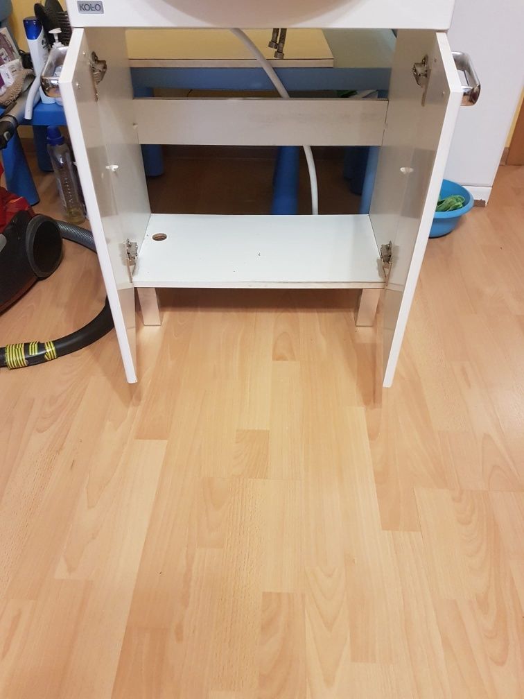 Umywalka i półka