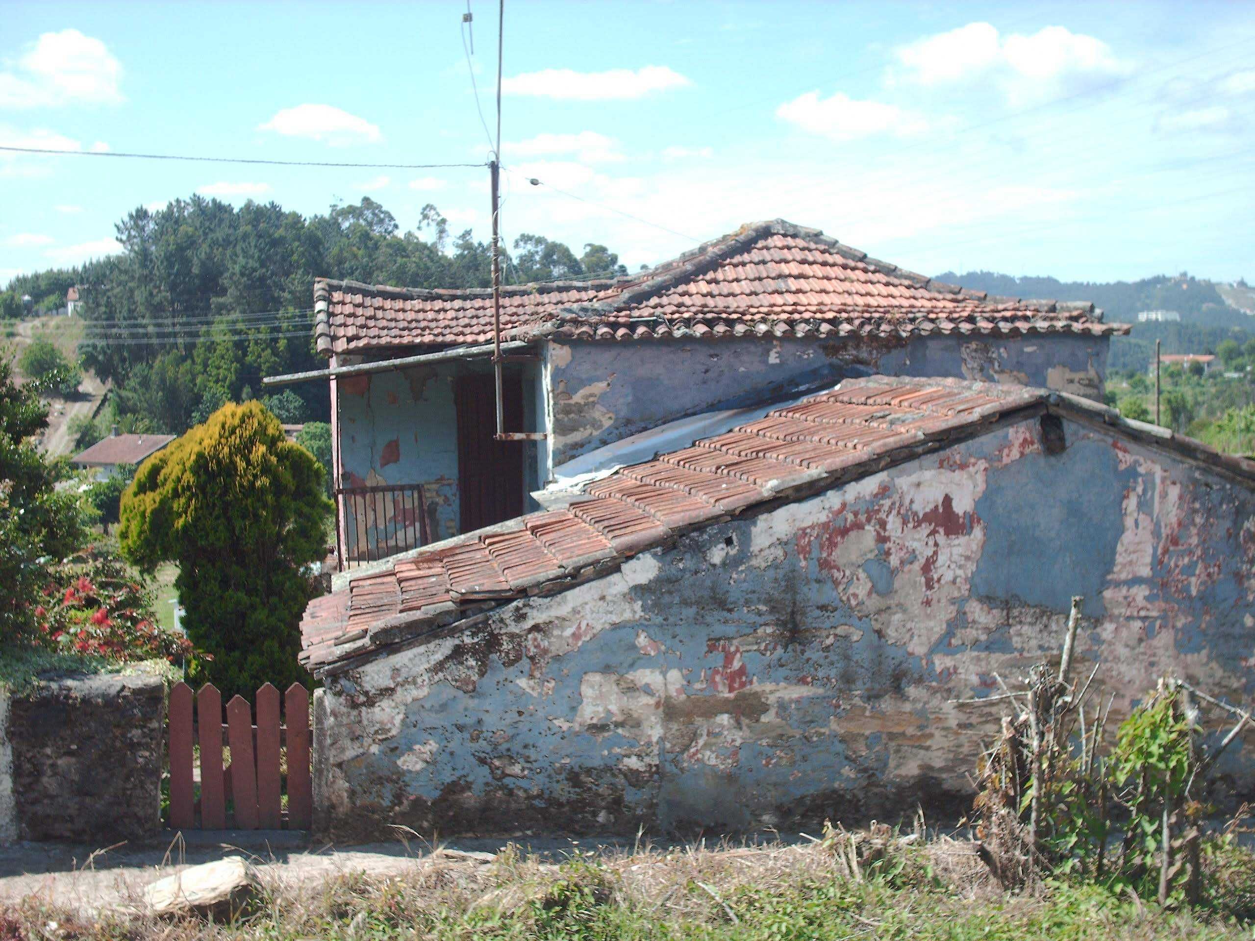 Terreno com casa sobrada