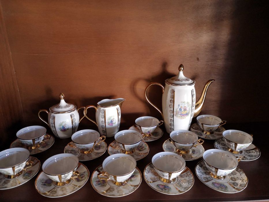 serviço café em porcelana com apontamentos dourados