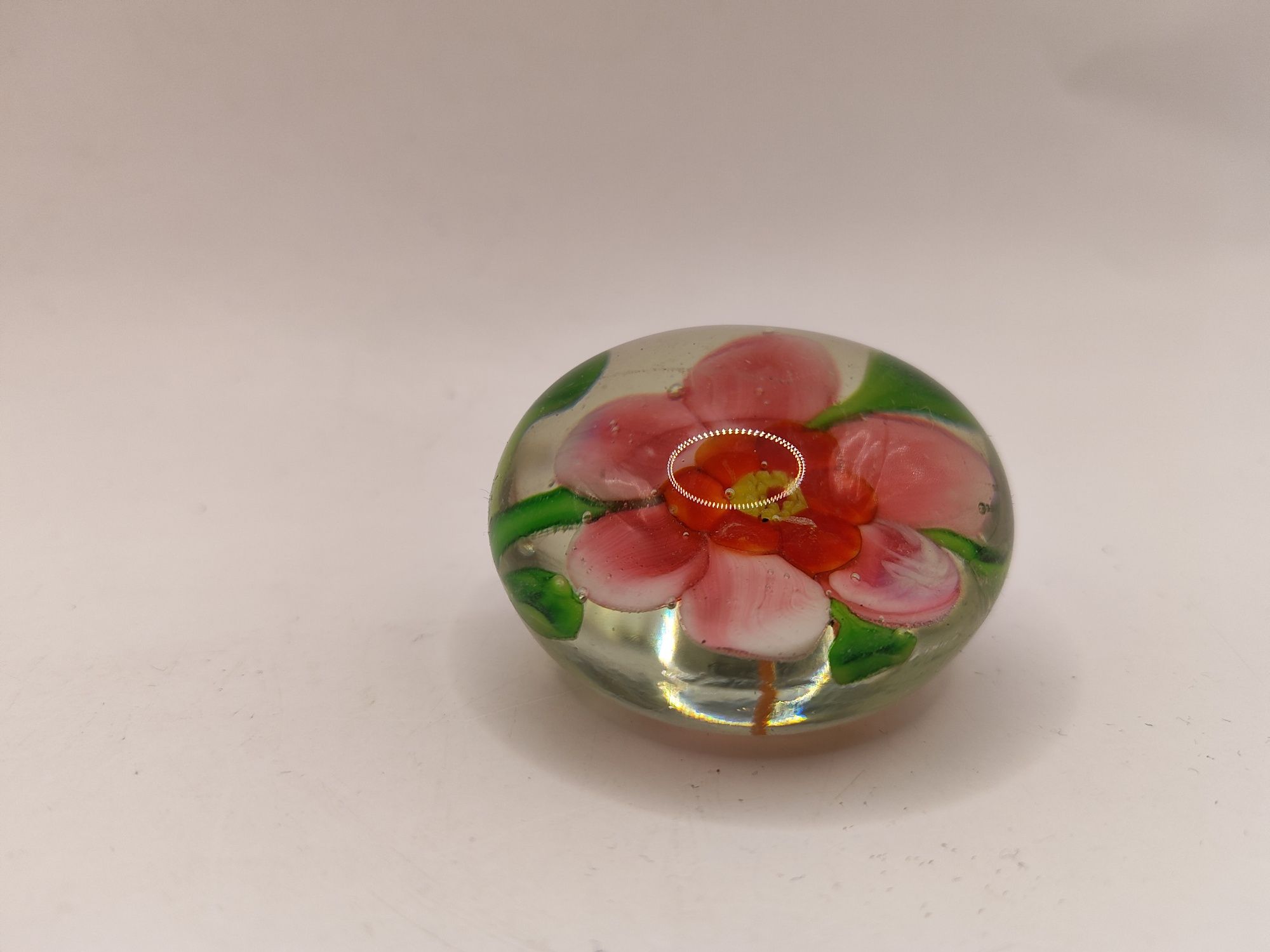 Szklany przycisk do papieru z kwiatem w środku kulka Vintage