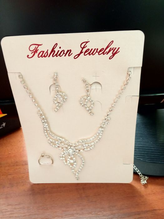 Нарядное платье на выпуск