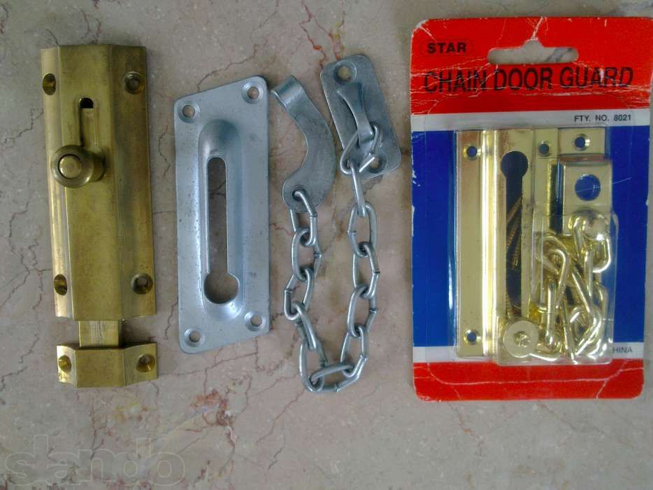 Защитная цепочка на дверь, засов
