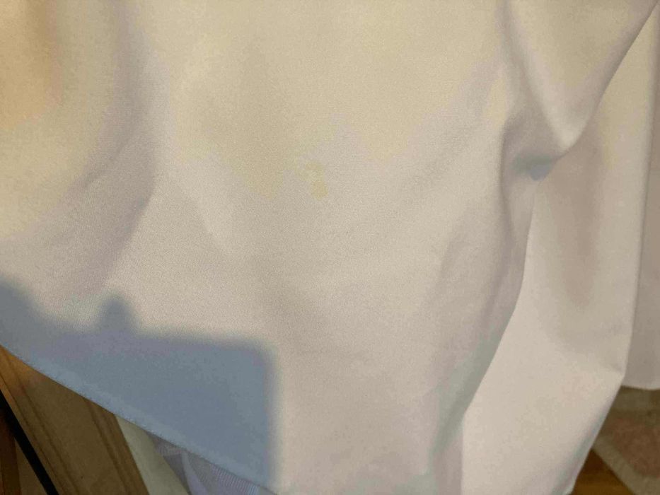 Biała Alba komunijna w zestawie z zielonym wiankiem torebką i rękawicz