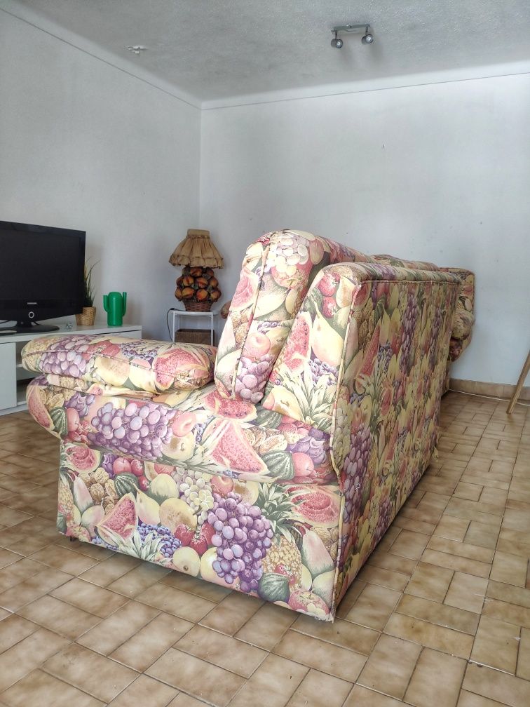 Conjunto de confortáveis Sofás 2 lugares + mesa apoio