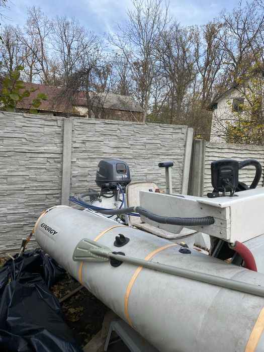 Продається човен з мотором