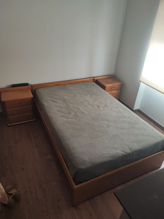 Cama, colchão, cabeceira e mesas de cabeceira em madeira maciça
