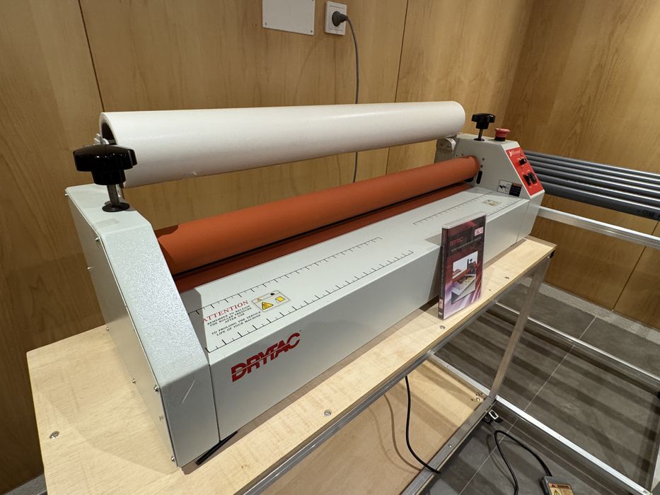 Laminadora da mesa DRYTAC JM34 com a mesa de apoio