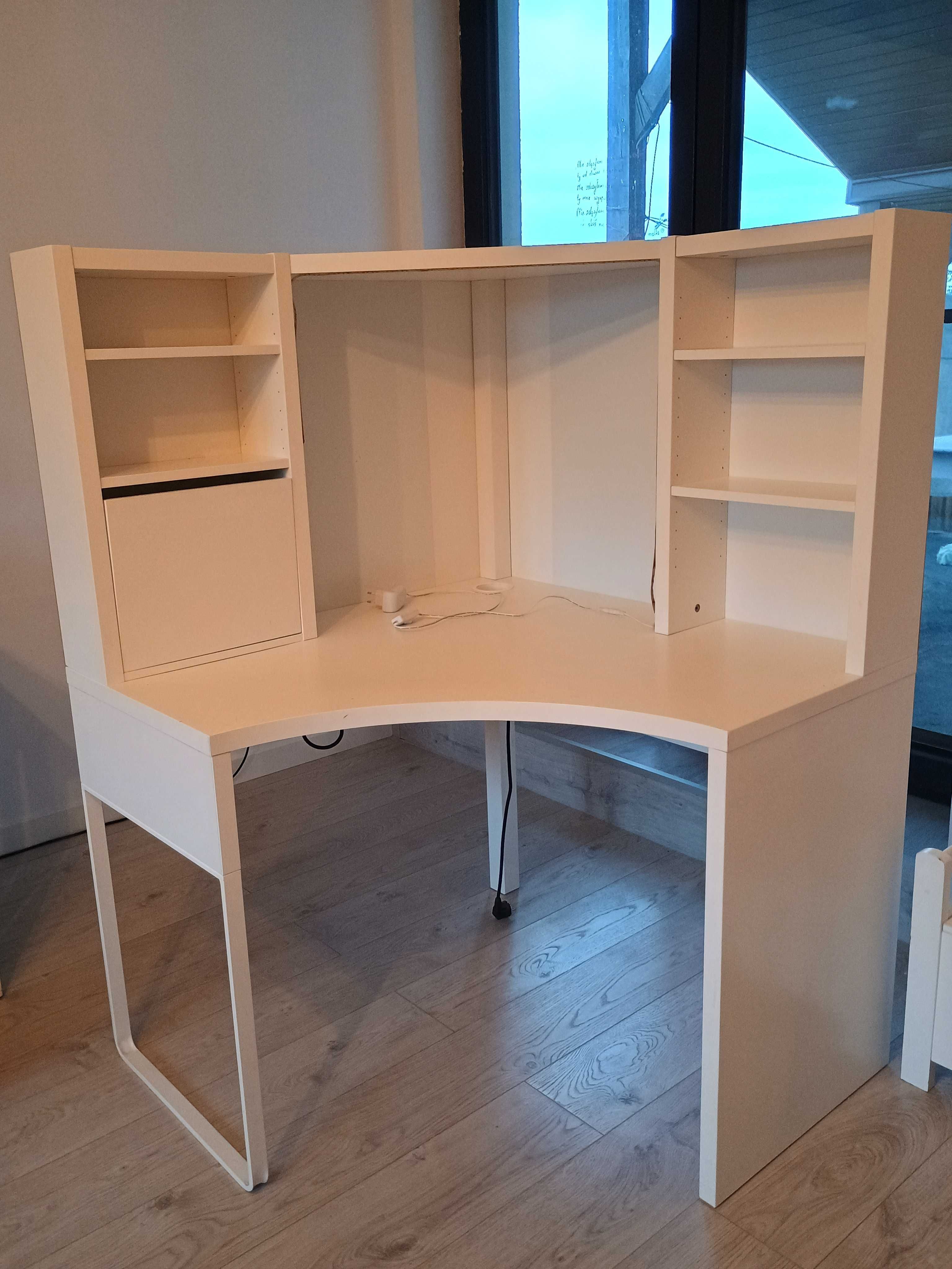 białe narożne biurko Ikea