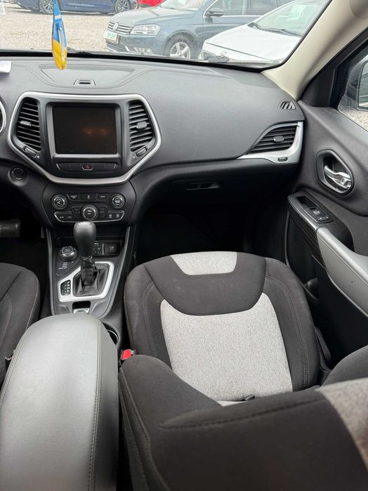 Продам Jeep Cherokee 4Х4 рік можлива розстрочка,кредит,обмін!